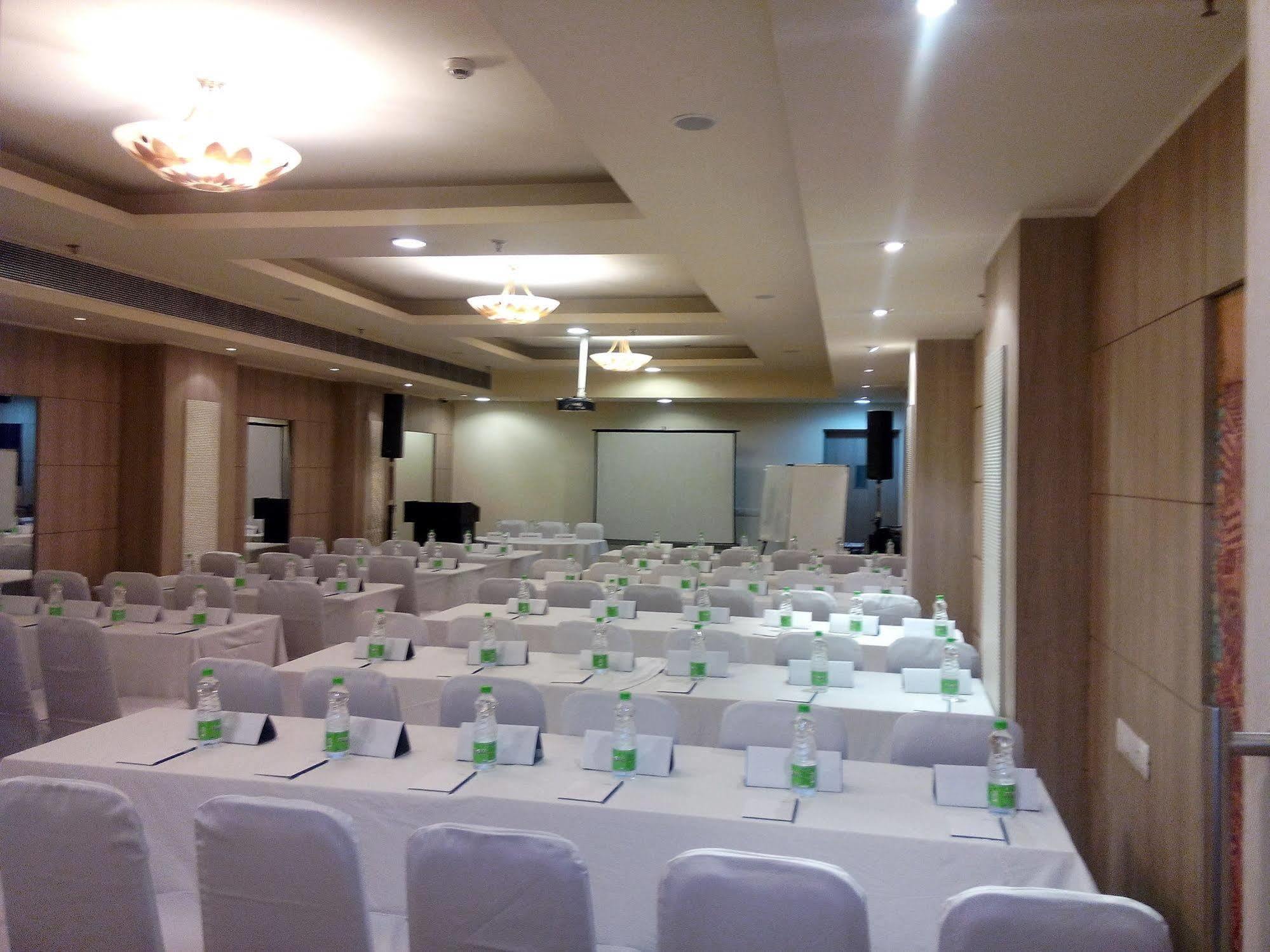 ซาโรวาร์ พอร์ติโก้ นาเรียน่า Hotel นิวเดลี ภายนอก รูปภาพ